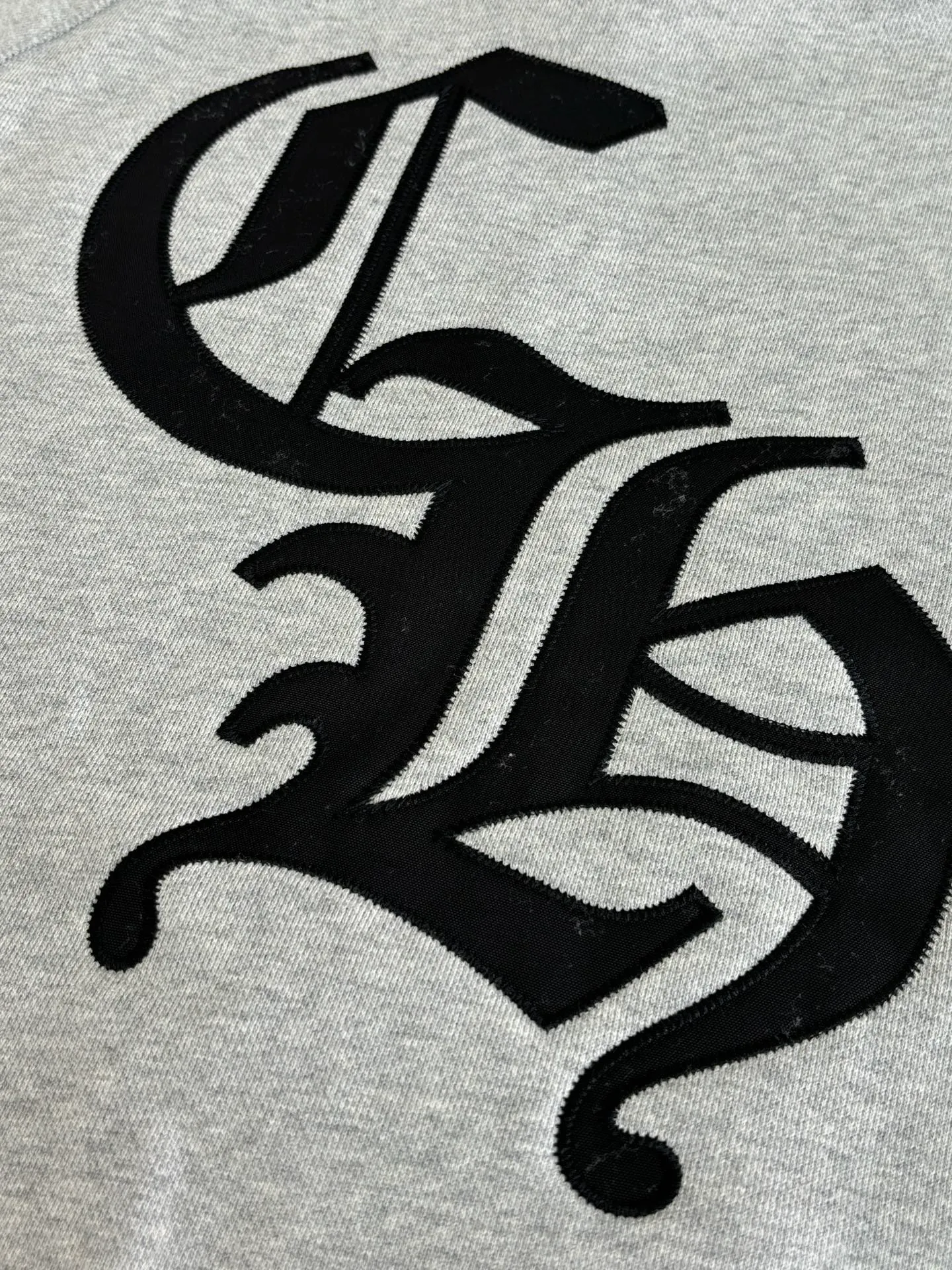 P500 Chrome Heart*/Chrome Heart CH patch embroidered logo hooded sweatshirt. Customized heavy fortress interwoven air cotton. Adopt imported machine patch embroidery process. The fabrics have been washed and have a better hand feel. Not easy to deform, not easy to shrink, not easy to fade. Size: S/M/L/XL